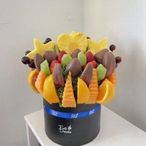 Divinidad Deluxe Fruits Baskets, #fruitbaskets, #arrangemetsbirthday Chocolate covered, edible Arrangements fruit