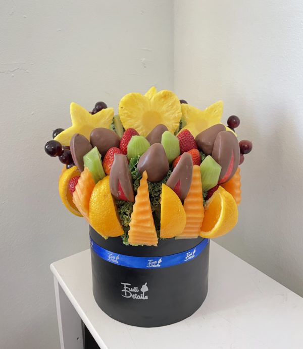 Divinidad Deluxe Fruits Baskets, #fruitbaskets, #arrangemetsbirthday Chocolate covered, edible Arrangements fruit