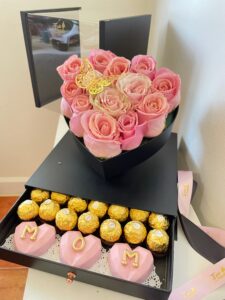Valentina Pink con Chocolates y Rosas frutidetails.com