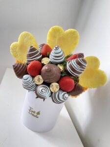 Riku Blue Piñas con Fresas de Chocolates frutidetails.com