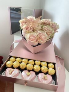 Valentina Pink Rosas con Chocolates frutidetails.com