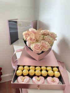 Valentina Pink Rosas con Chocolates frutidetails.com